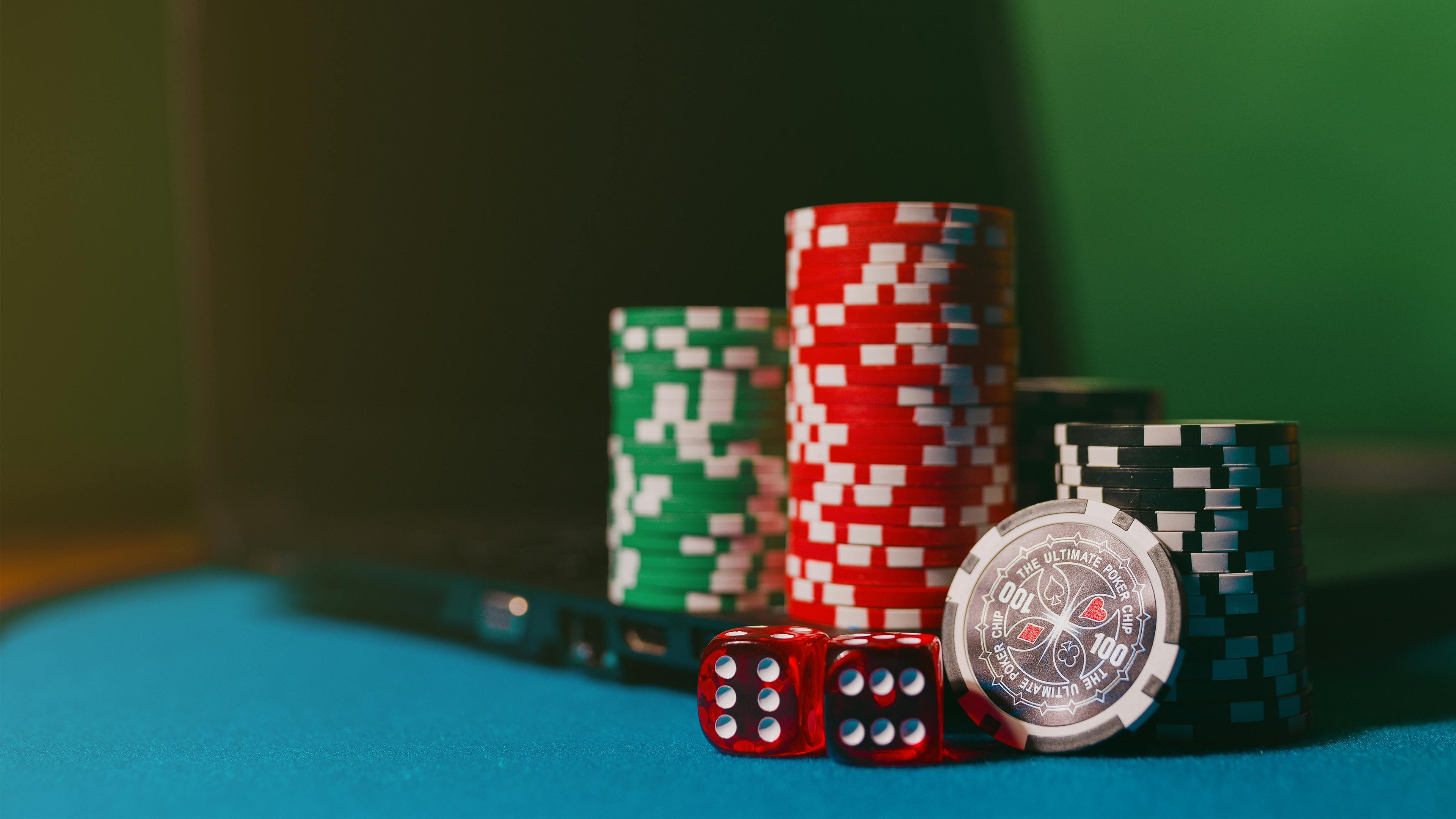 Koleksi permainan blackjack, roulette, dan baccarat di studio warunggol